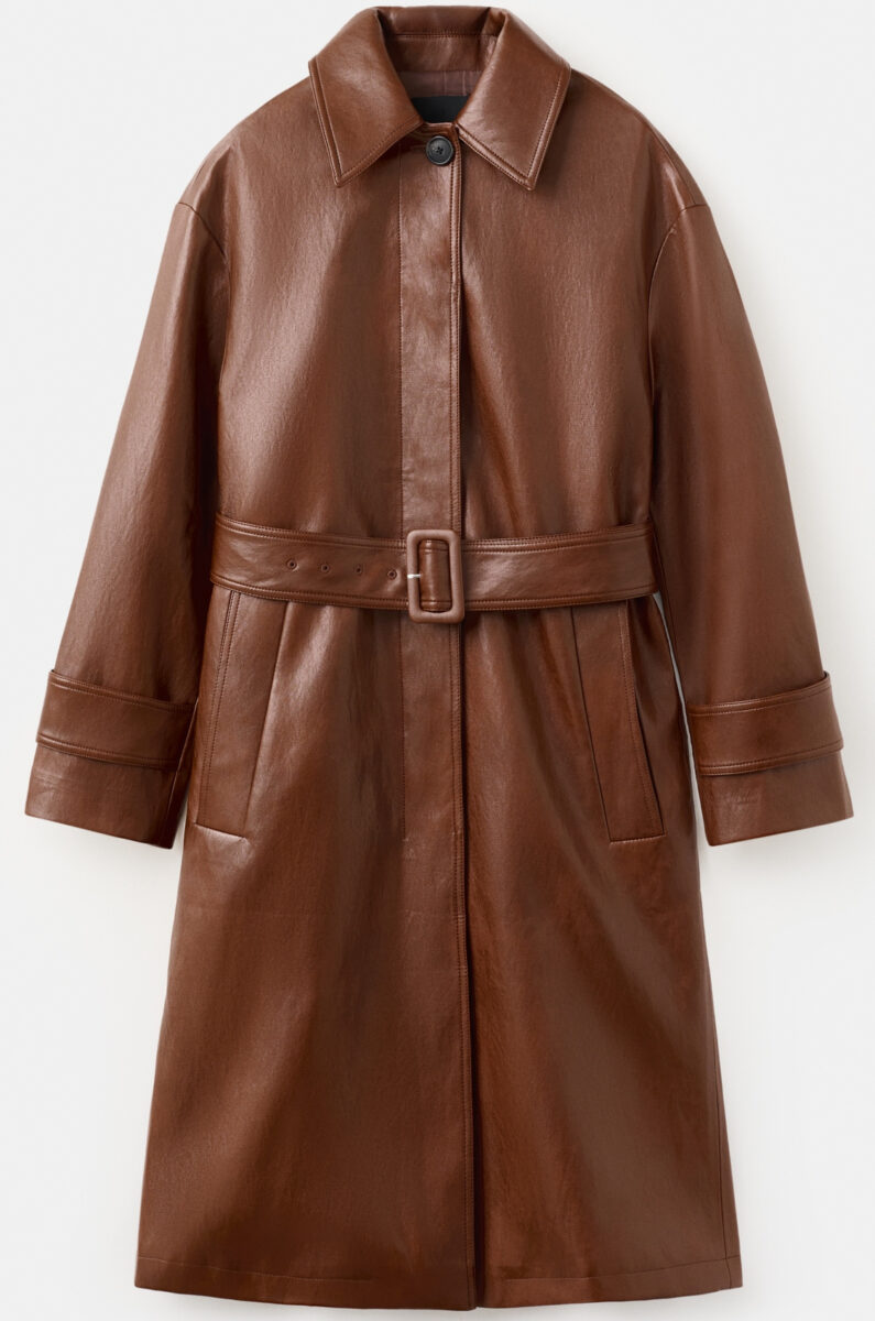 I trench di pelle sono il vero feticcio della mezza stagione