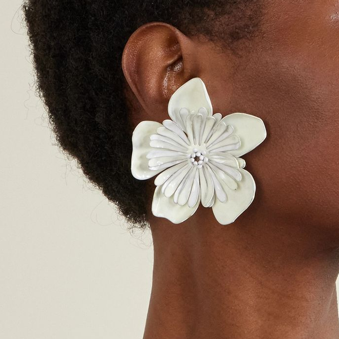 Gli orecchini a fiore sono il trend (anche) della Primavera 2026