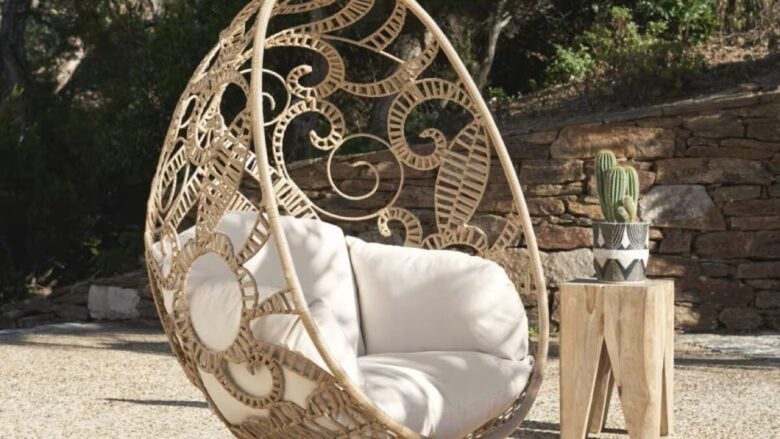 E’ la poltrona sospesa più bella del catalogo Maisons du Monde: per esterni che stupiscono!