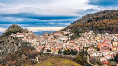 Incastonato tra le rocce lucane, questo Borgo stupisce per le sue cascate e il fascino medievale