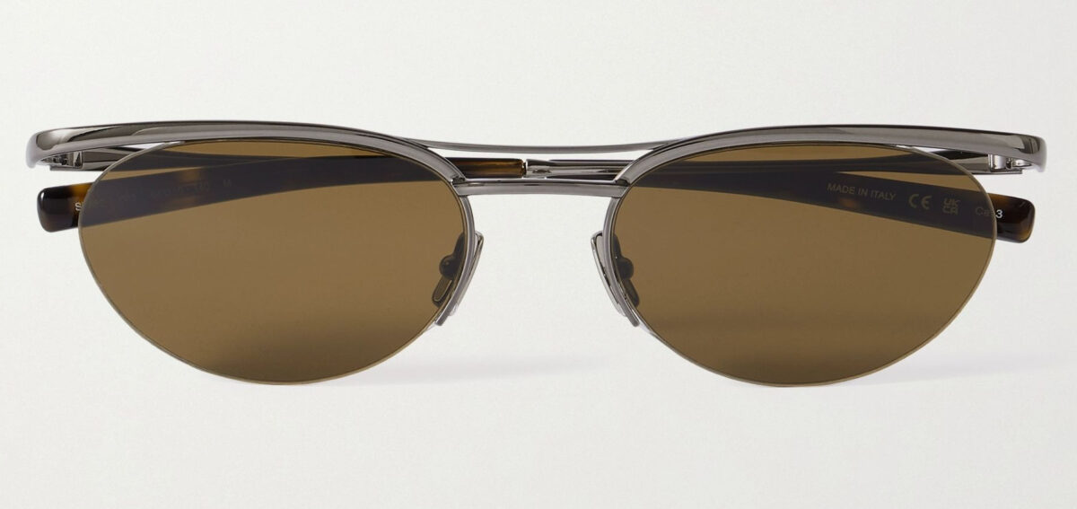 Date una scossa ai look primaverili sfoggiando un paio di occhiali da sole ovali. Très chic!