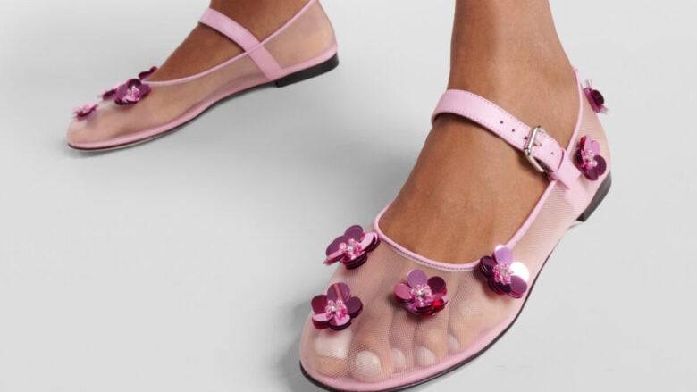 Le ballerine a fiori sono le scarpe più trendy del momento. Très chic!