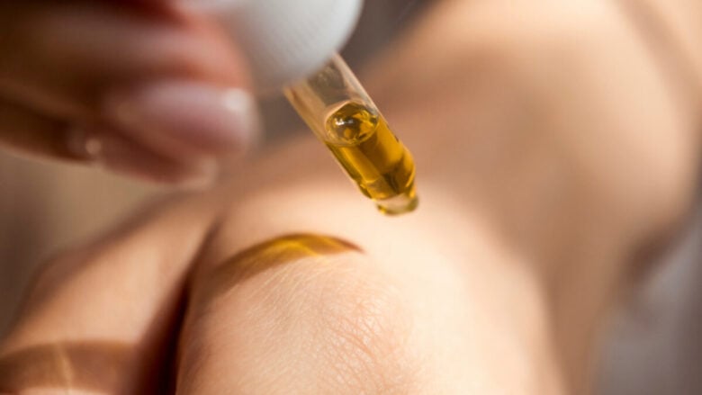 Per una pelle del corpo super glow, punta su questi 5 meravigliosi oli con glitter