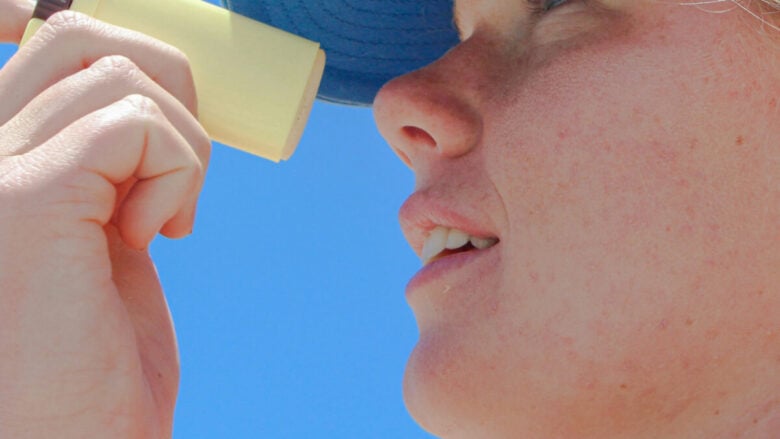 5 Creme solari a Stick per una protezione viso efficace e veloce