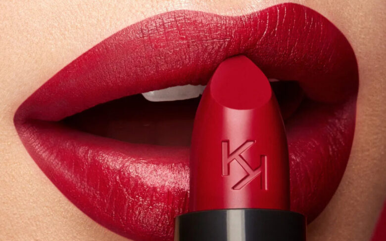 Dai una scossa alla Primavera optando per un rossetto color rosso ciliegia. Très chic!