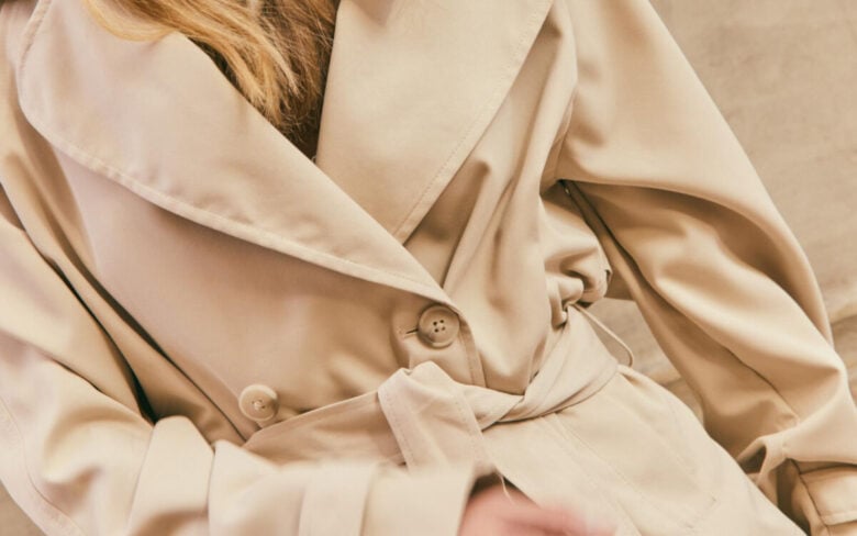 I trench corti sono il grande trend della Primavera 2026