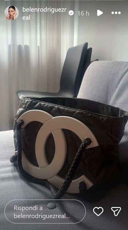 Belen Rodriguez, con la nuova borsa shopper Chanel perfetta per l’estate: ma quanto costa?