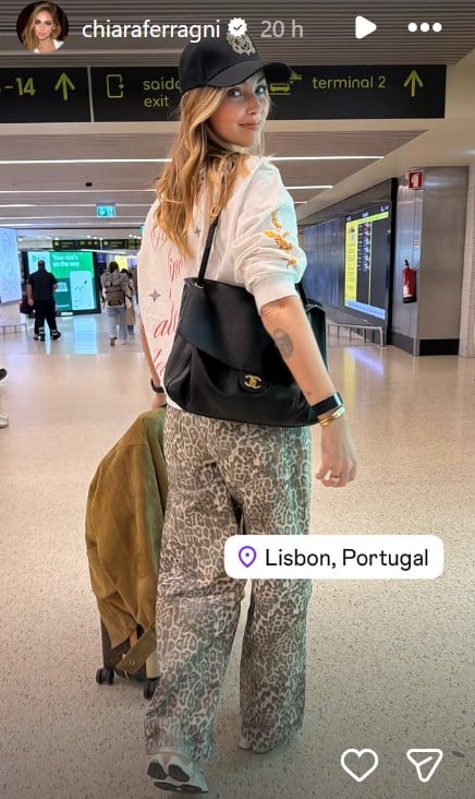 Chiara Ferragni vola a Lisbona con la nuova borsa Chanel che sta spopolando: ma quanto costa?