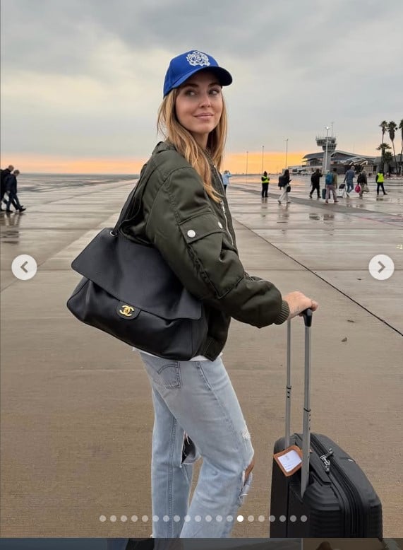 Chiara Ferragni, anche in viaggio non rinuncia allo stile più trendy e glamour con la sua Maxi Borsa Chanel