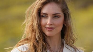 Chiara Ferragni, anche in viaggio non rinuncia allo stile più trendy e glamour con la sua Maxi Borsa Chanel