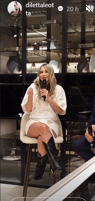 Diletta Leotta, con il mini dress total white e gli stivali in pelle: scopri qui il Look di super tendenza!