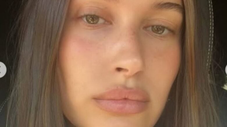 Hailey Bieber incanta tutti al Coachella 2026 con un mini dress lingerie vintage firmato Christian Dior