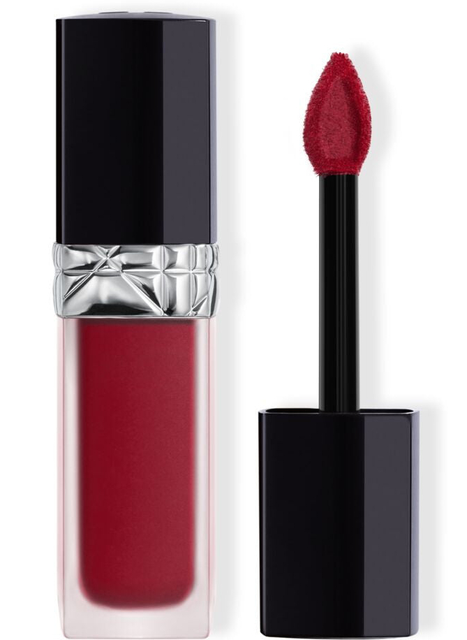 Dai una scossa alla Primavera optando per un rossetto color rosso ciliegia. Très chic!