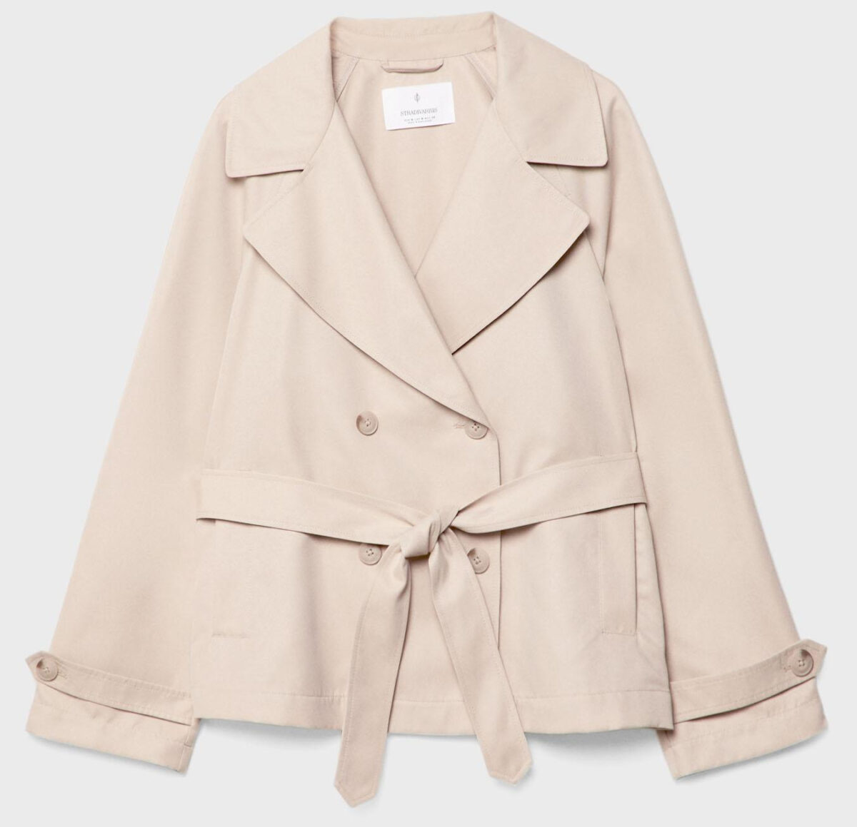 I trench corti sono il grande trend della Primavera 2026