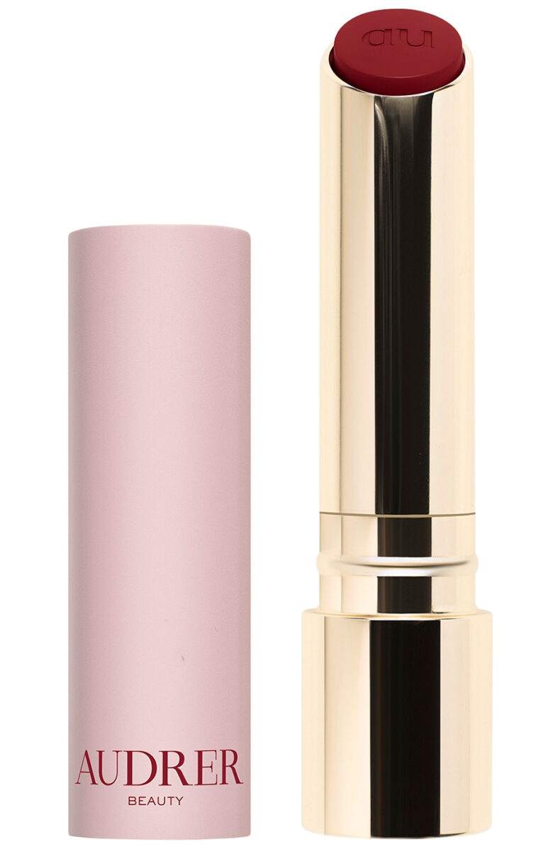 Dai una scossa alla Primavera optando per un rossetto color rosso ciliegia. Très chic!