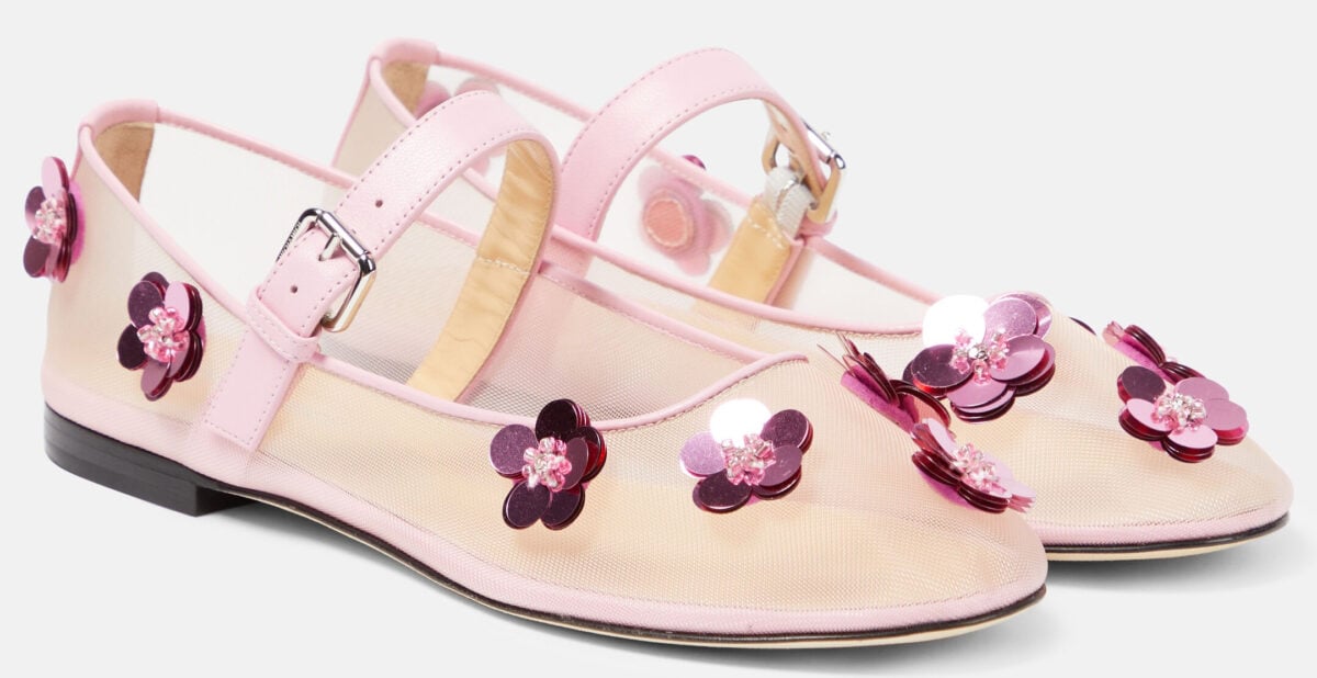 Le ballerine a fiori sono le scarpe più trendy del momento. Très chic! Le ballerine a fiori sono le scarpe più trendy del momento. Très chic!