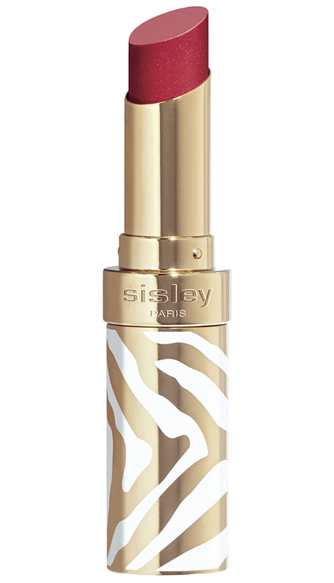 Dai una scossa alla Primavera optando per un rossetto color rosso ciliegia. Très chic!