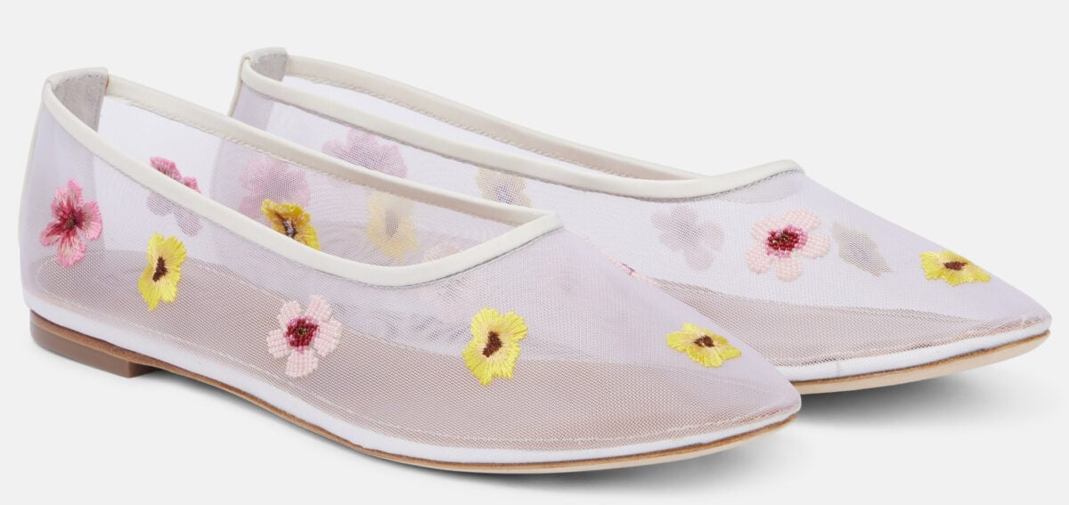 Le ballerine a fiori sono le scarpe più trendy del momento. Très chic! Le ballerine a fiori sono le scarpe più trendy del momento. Très chic!