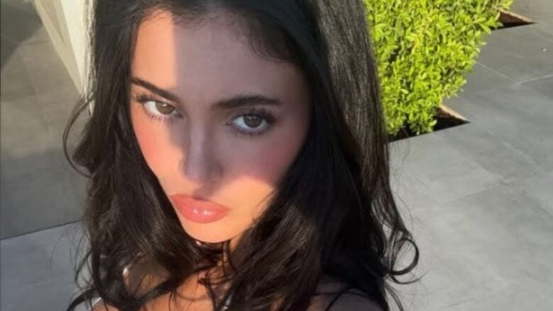 Kylie Jenner vola al Coachella per il secondo weekend con il borsone firmato Goyard