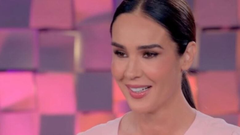 Silvia Toffanin ruba la scena a Verissimo con il suo Look candido e sofisticato FOTO