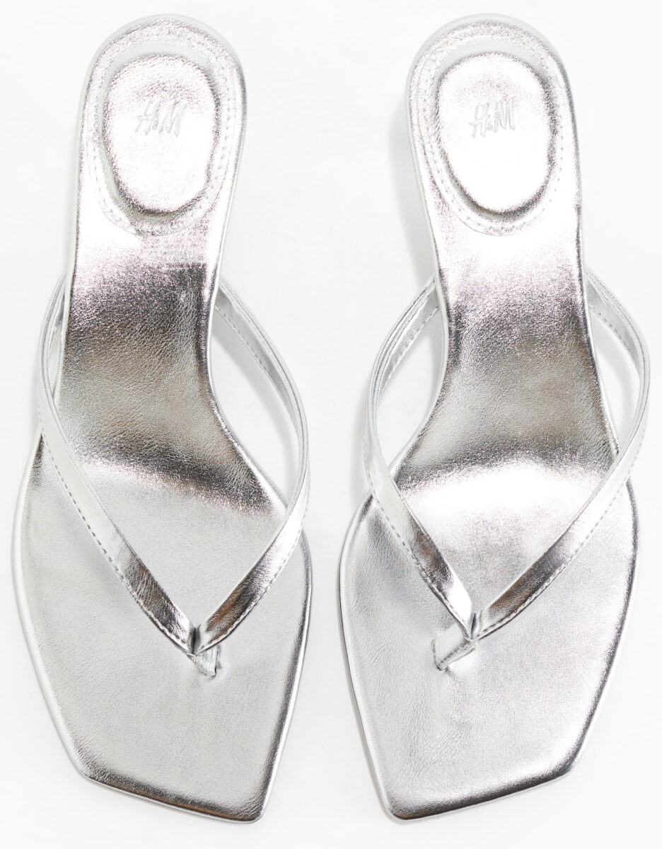 Le scarpe più IN della Primavera-Estate? I sandali argento, un inno al glamour