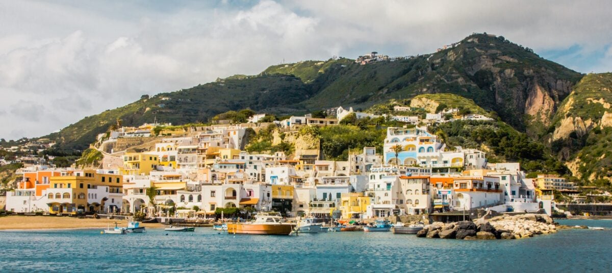 Weekend del 2 giugno a Ischia, cosa vedere: mare, terme e tramonti spettacolari