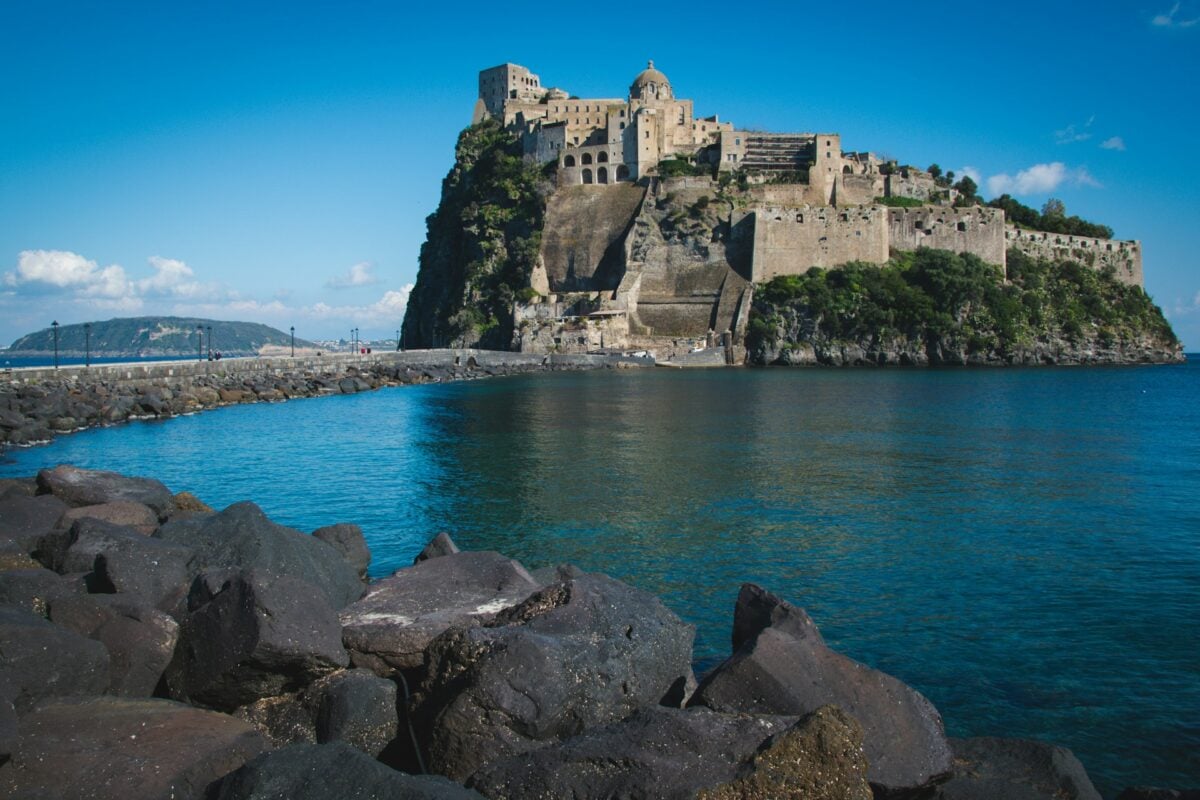 Weekend del 2 giugno a Ischia, cosa vedere: mare, terme e tramonti spettacolari