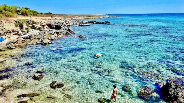 Mare caraibico, sabbia bianca e baie nascoste: le spiagge della Puglia che fanno impazzire i turisti