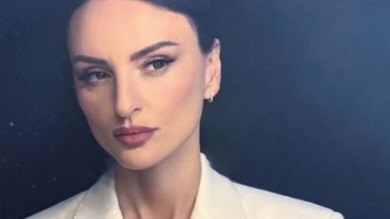 Arisa brilla ai David di Donatello con trasparenze e dettagli scintillanti FOTO