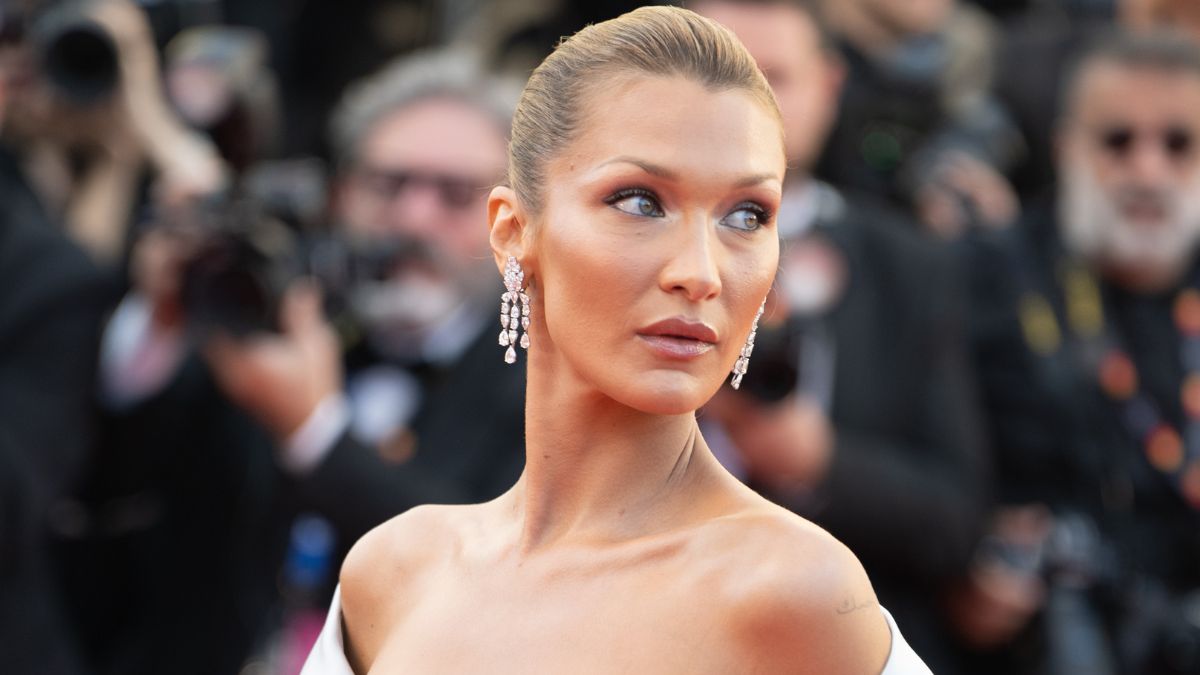 Bella Hadid omaggia Jane Birkin a Cannes 2026 con questo meraviglioso abito in pizzo custom firmato Schiaparelli Bella Hadid omaggia Jane Birkin a Cannes 2026 con questo meraviglioso abito in pizzo custom firmato Schiaparelli