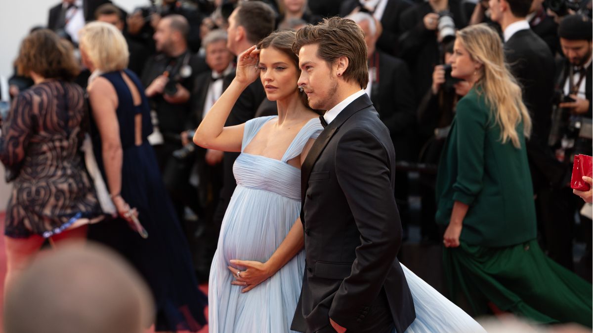 Barbara Palvin e Dylan Sprouse sorprendono tutti a Cannes 2026 con un lieto annuncio: la coppia aspetta un bebè! Barbara Palvin e Dylan Sprouse sorprendono tutti a Cannes 2026 con un lieto annuncio: la coppia aspetta un bebè!