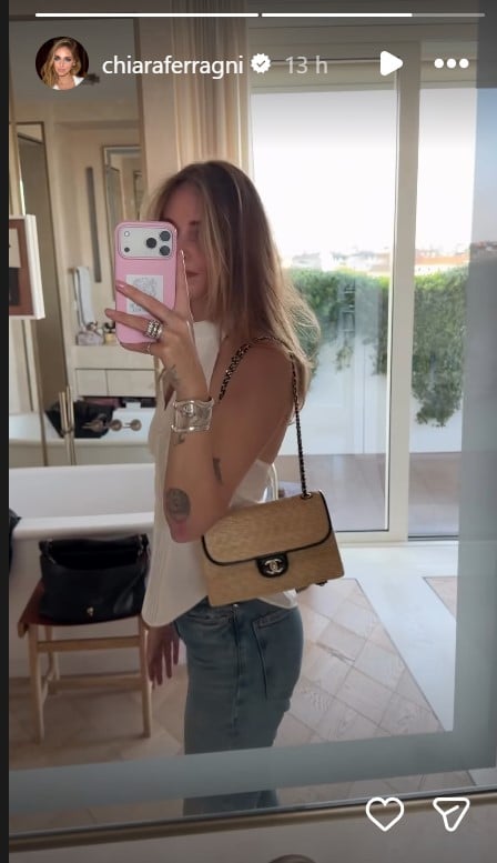 Chiara Ferragni sfoggia la borsa griffata perfetta per l’estate: è in paglia ed è firmata Chanel!