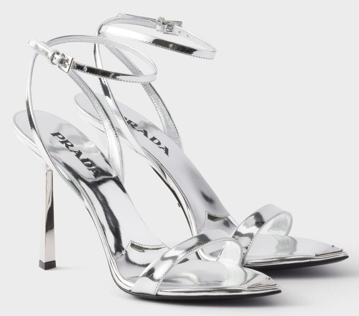 Le scarpe più IN della Primavera-Estate? I sandali argento, un inno al glamour