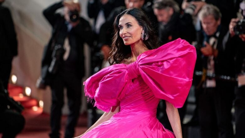 Demi Moore ‘sfida’ Cannes 2026 con questo Look voluminoso firmato Matières Fécales: FOTO