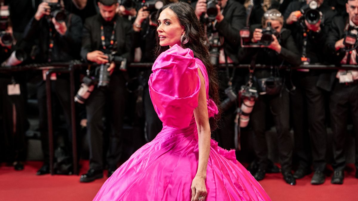 Demi Moore ‘sfida’ Cannes 2026 con questo Look voluminoso firmato Matières Fécales: FOTO