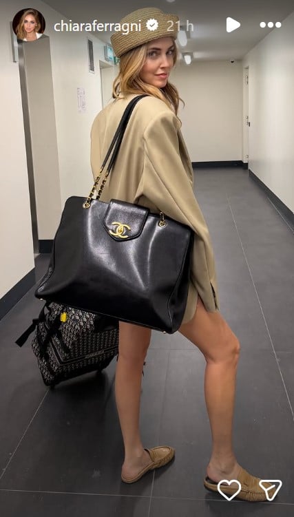 Chiara Ferragni, per il suo weekend al mare sceglie la maxi Chanel vintage: quanto costa?