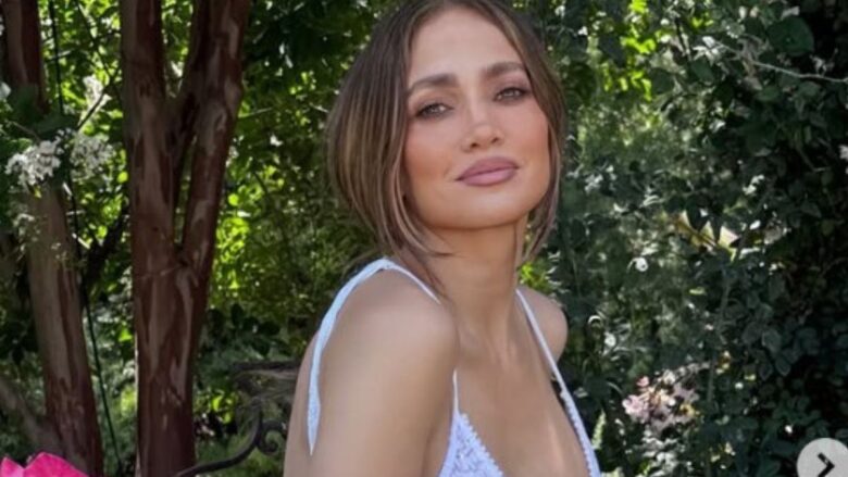 Jennifer Lopez è una dea con questo meraviglioso abito lungo bianco di un brand italiano FOTO