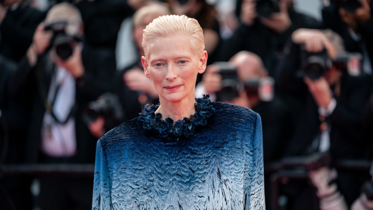 Tilda Swinton a Cannes 2026 è una visione di pura arte con il completo due pezzi firmato Chanel Tilda Swinton a Cannes 2026 è una visione di pura arte con il completo due pezzi firmato Chanel