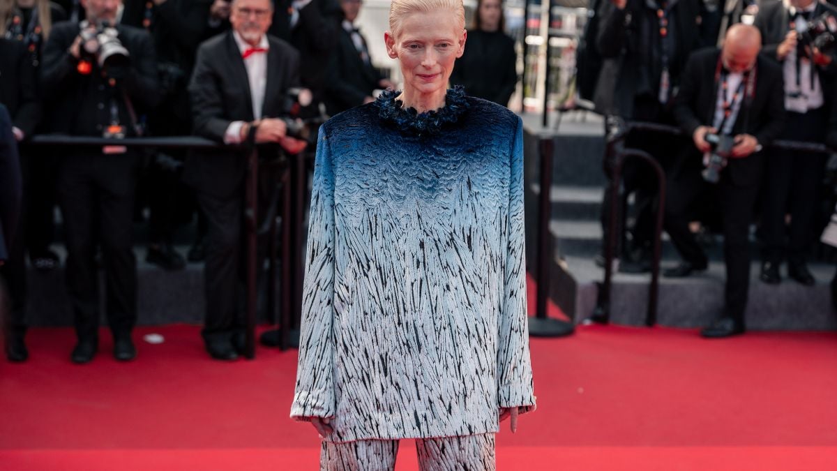 Tilda Swinton a Cannes 2026 è una visione di pura arte con il completo due pezzi firmato Chanel Tilda Swinton a Cannes 2026 è una visione di pura arte con il completo due pezzi firmato Chanel