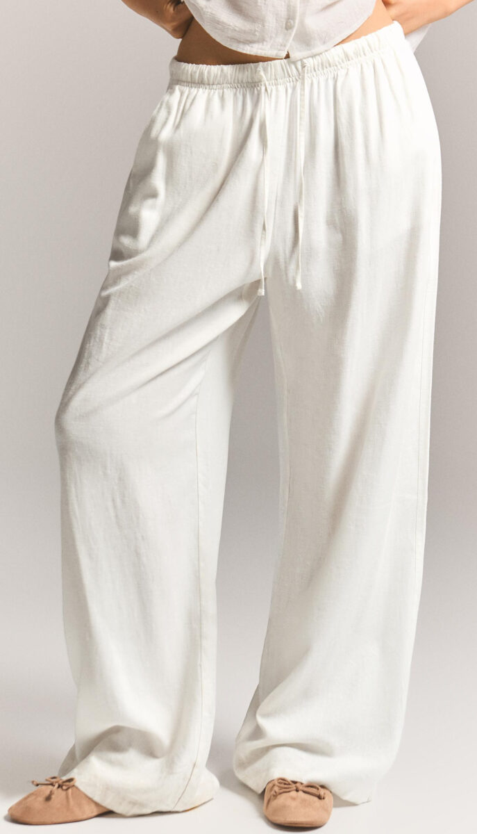 Il capo ideale per affrontare il caldo estivo? I pantaloni bianchi, freschi e super chic