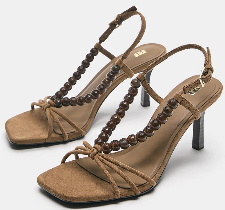 I sandali con perline si confermano le scarpe protagoniste dell’Estate 2026 I sandali con perline si confermano le scarpe protagoniste dell’Estate 2026