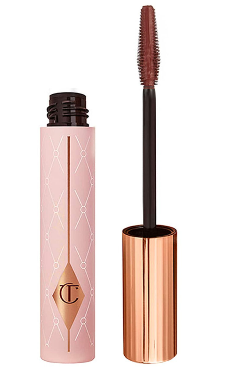 Il mascara marrone è il nuovo trend del momento, per uno sguardo deciso e femminile