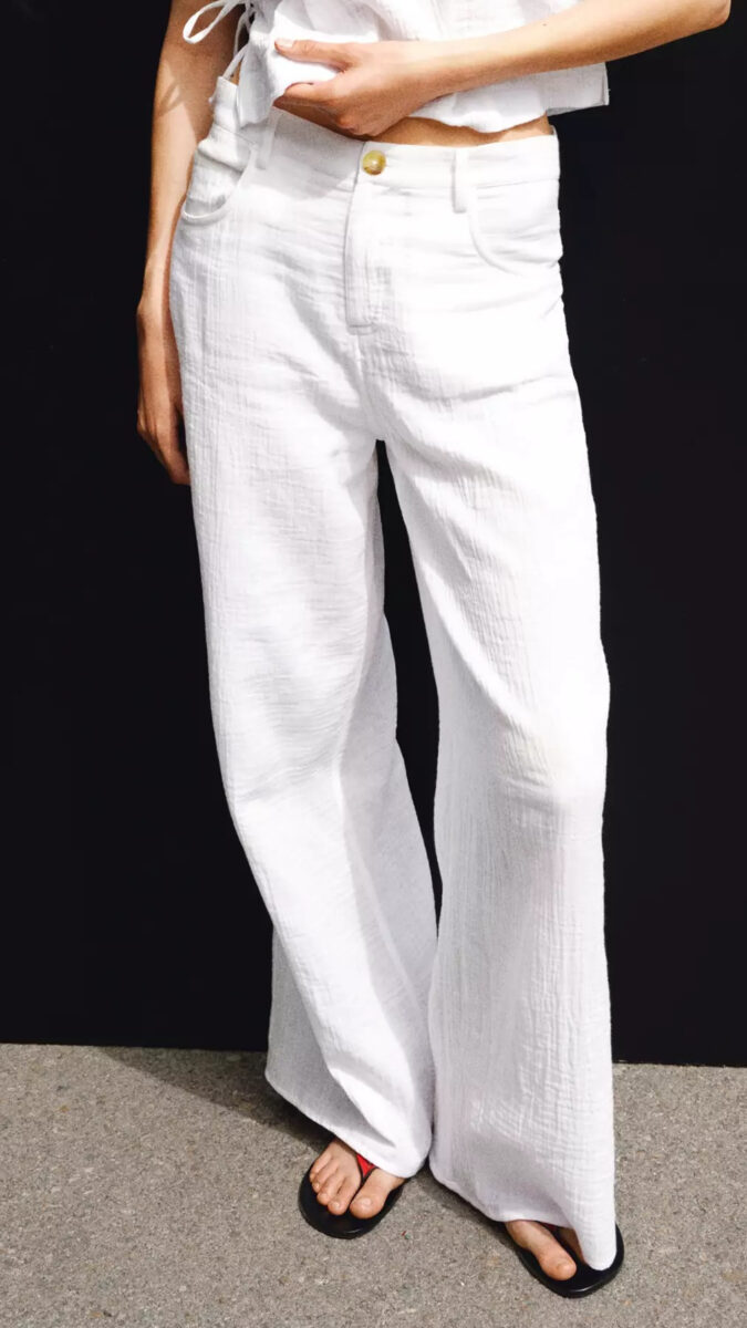 Il capo ideale per affrontare il caldo estivo? I pantaloni bianchi, freschi e super chic