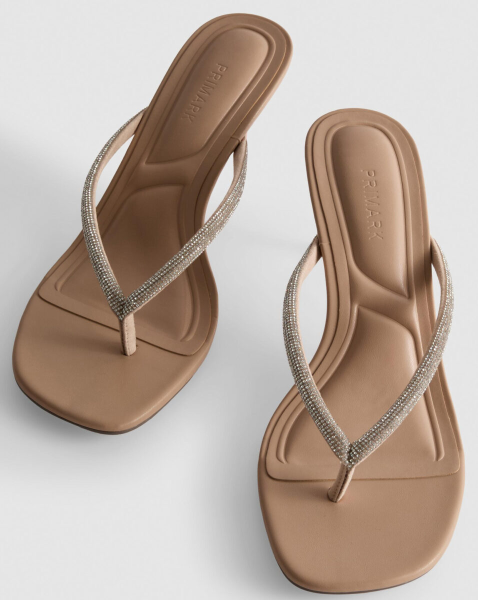 I sandali infradito con tacco per aggiungere un tocco in più ai look estivi I sandali infradito con tacco per aggiungere un tocco in più ai look estivi