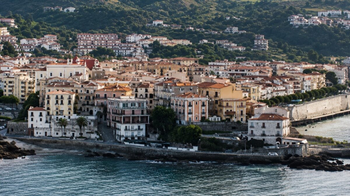 Diamante, il borgo della Calabria tra murales, mare cristallino e sapori autentici Diamante, il borgo della Calabria tra murales, mare cristallino e sapori autentici