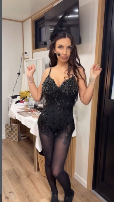 Elettra Lamborghini, che sexy con il body nero tempestato di paillettes e frange FOTO
