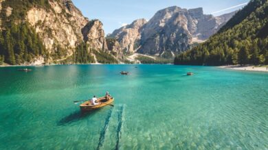 5 laghi di montagna in Italia dove andare a luglio: freschi, balneabili e immersi nella natura