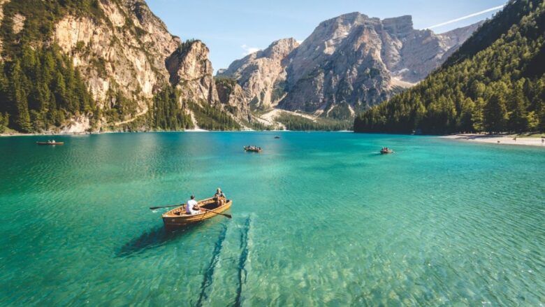 5 laghi di montagna in Italia dove andare a luglio: freschi, balneabili e immersi nella natura