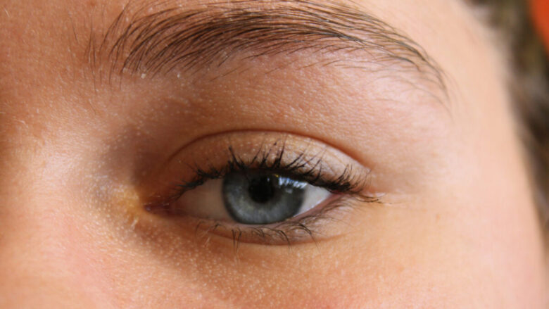 Il mascara marrone è il nuovo trend del momento, per uno sguardo deciso e femminile