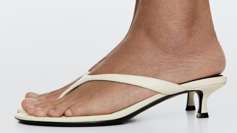 I sandali infradito con tacco per aggiungere un tocco in più ai look estivi